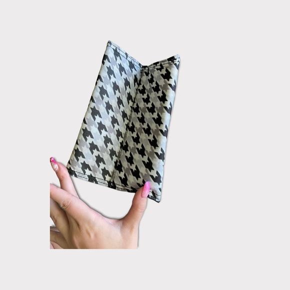 Everyday ESSENTIALS | 3/$15 Black and White Houndstooth Lunch Bag - Picture 3 of 6